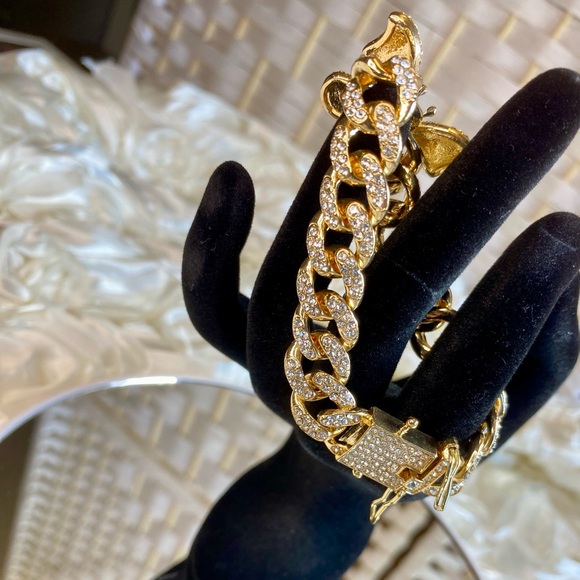 NWT Austrian Crystal, Enameled Butterfly Spinner Bracelet in Goldtone (8.00 In) - Picture 14 of 17